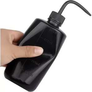 Черная пластиковая бутылка для мытья (500мл)